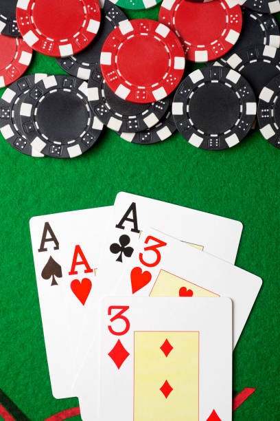 Bet selector and spin button on Wolf Gold interface